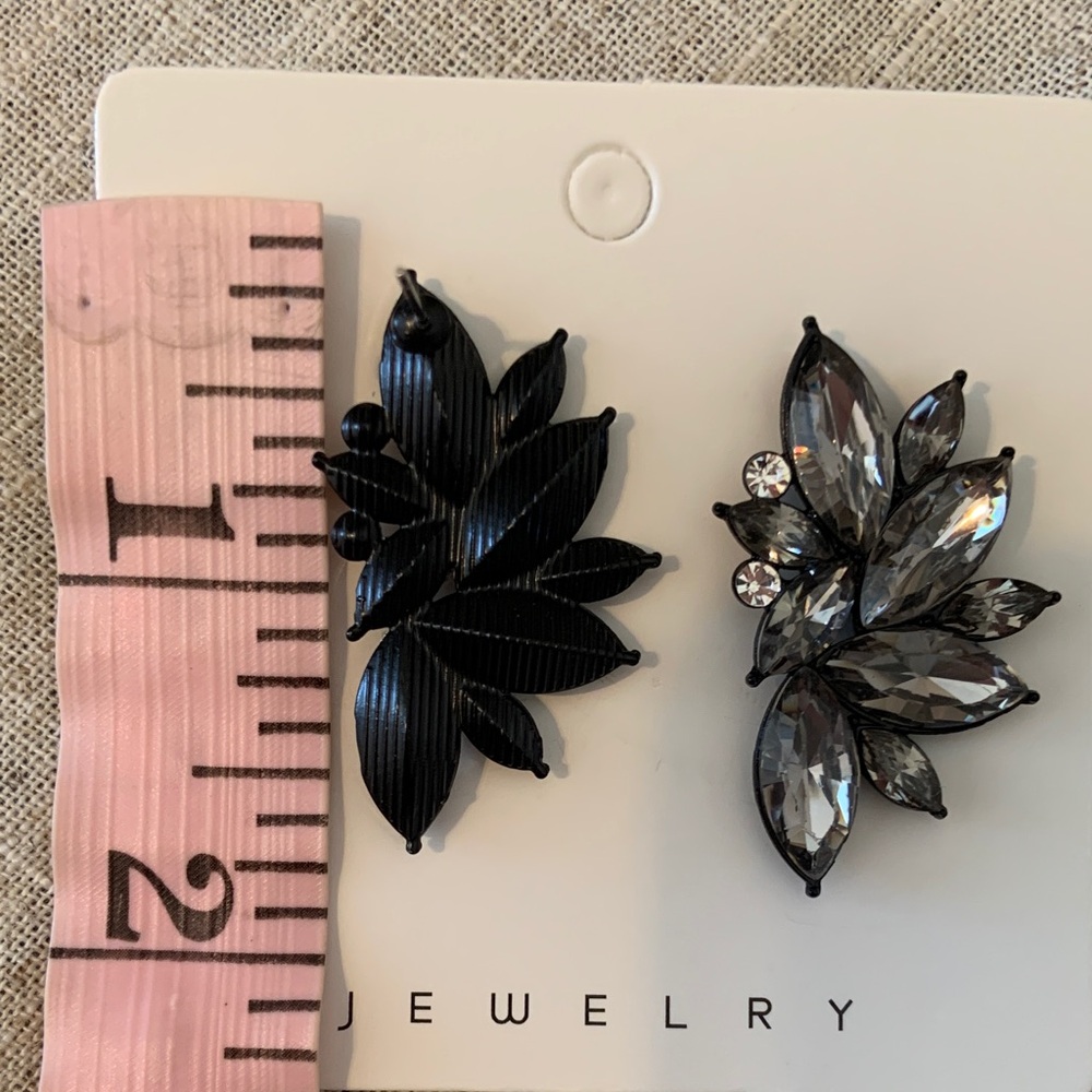 Women’s Crystal Leaf Cluster Earrings - Gray - Picture 3 of 3